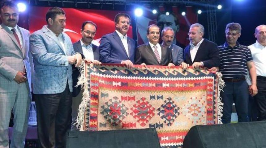 Bakan Zeybekci, Kilim Festivali'ne Uğradı