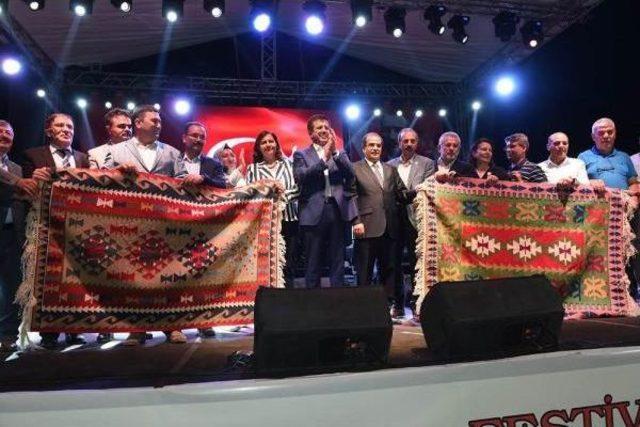 Bakan Zeybekci, Kilim Festivali'ne Uğradı