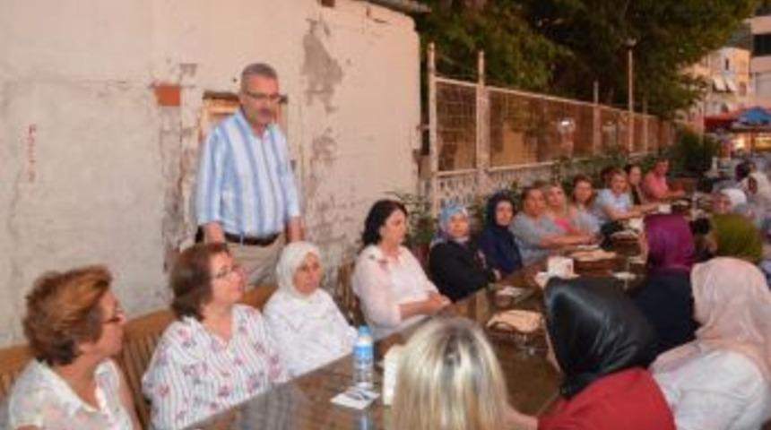 &Ouml;zkan&rsquo;dan İftar Yemeklerini Fakirlerin Evlerine Kadar G&ouml;t&uuml;ren Ak Kadınlara Teşekk&uuml;r