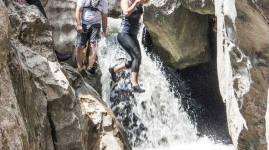 Zinav Kanyonu&rsquo;nda Şelaleden Atlamak İ&ccedil;in Birbirleriyle Yarıştılar