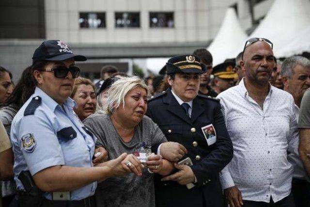 Şehit Polis Için İstanbul Emniyet Müdürlüğü'nde Tören Düzenlendi (1)