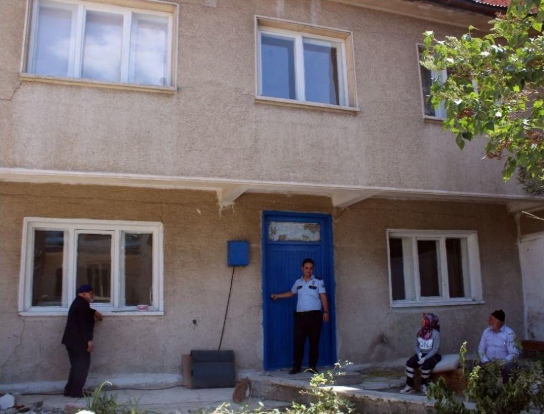 Evde Uyuyakalan Kadın, Polis Ve İtfaiye Ekiplerini Harekete Ge&ccedil;irdi