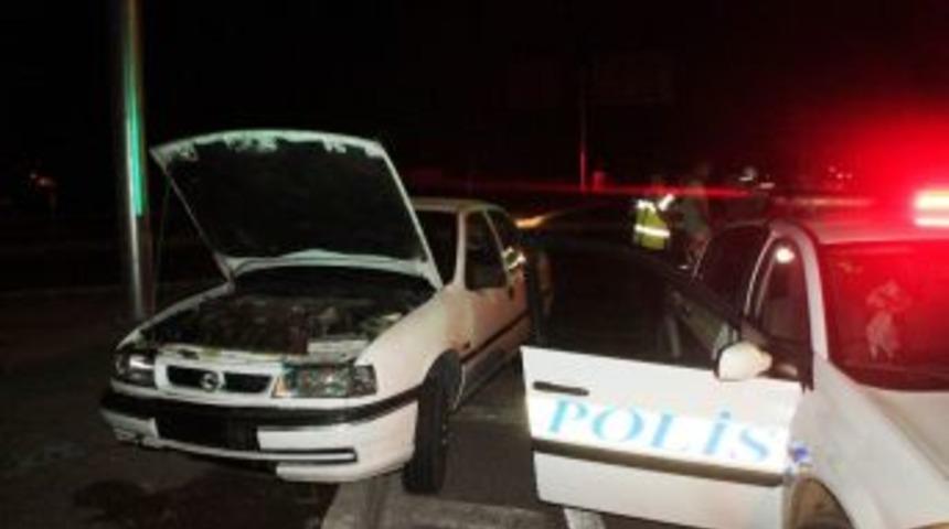 Otomobil Kaldırıma Çarptı: 2 Yaralı