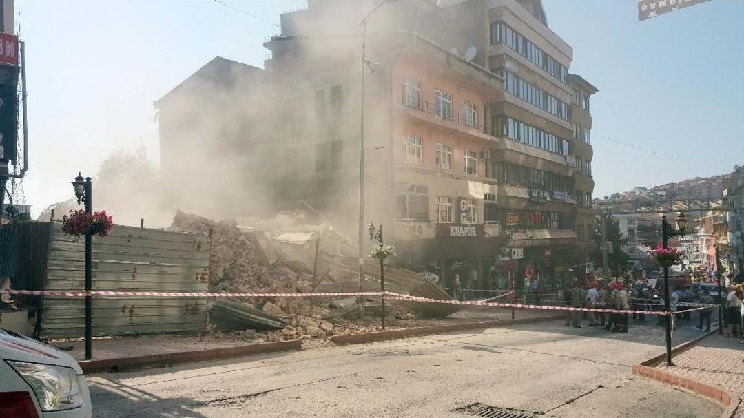 Yıkım Sırasında Mahsur Kalan Vatandaşları İtfaiye Kurtardı