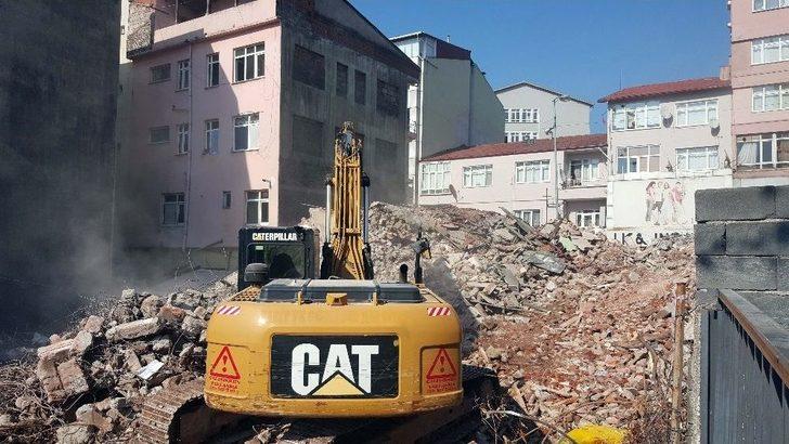 Yıkım Sırasında Mahsur Kalan Vatandaşları İtfaiye Kurtardı G1