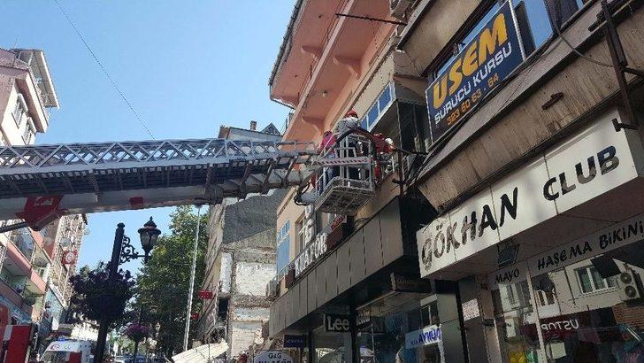 Yıkım Sırasında Mahsur Kalan Vatandaşları İtfaiye Kurtardı G3