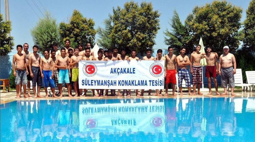 &Ccedil;adırkentteki Suriyeliler Y&uuml;zme &Ouml;ğreniyor