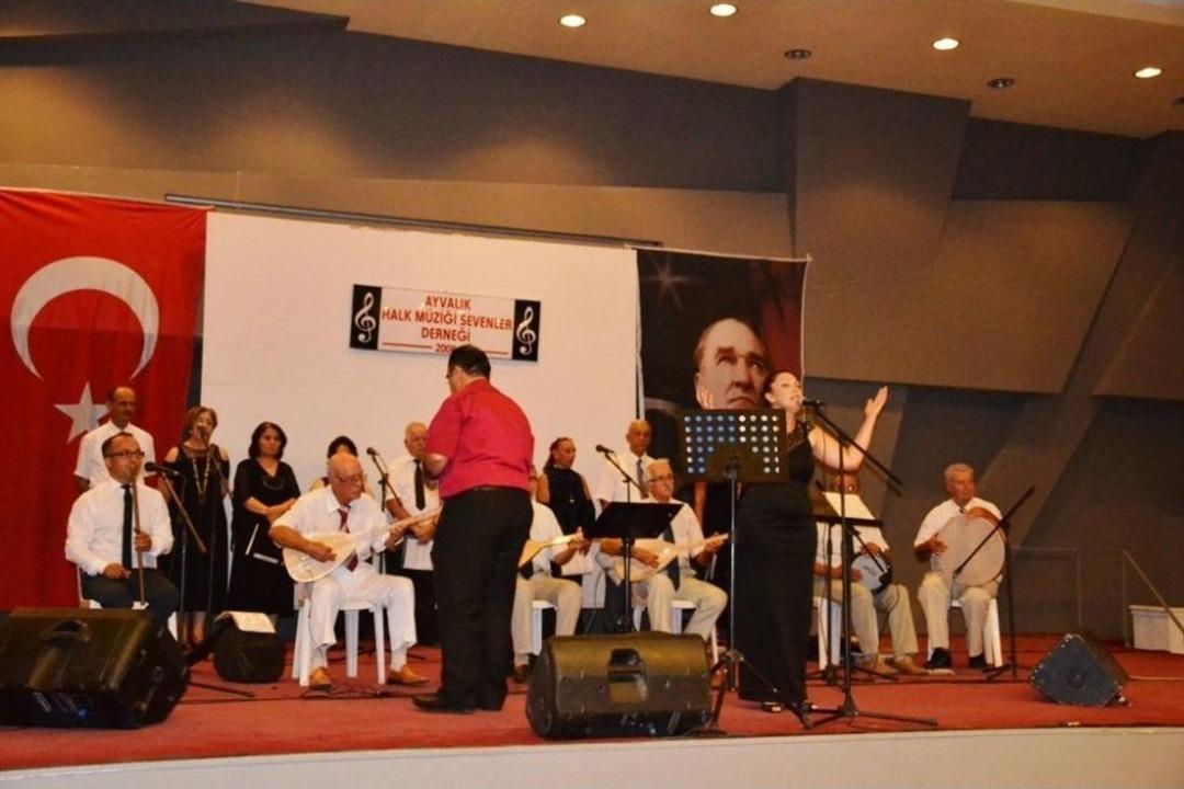 Ayvalık Halk M&uuml;ziğine Doydu