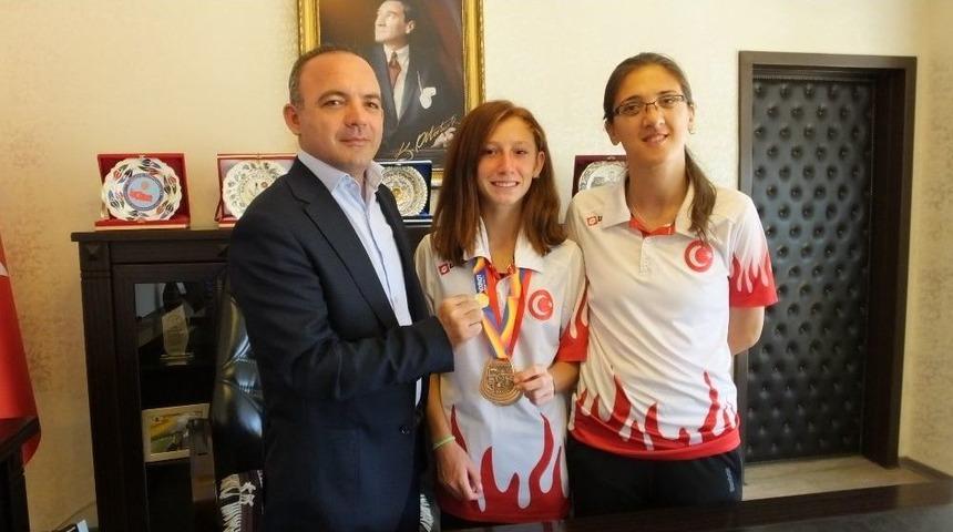 Burhaniye&rsquo;de Kaymakam &Ouml;ner&rsquo;den Muhsine Gezer&rsquo;e Altın &Ouml;d&uuml;l&uuml;