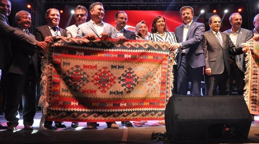 Bakan Zeybekci, Uşak&rsquo;ta Kilim Festivaline Katıldı