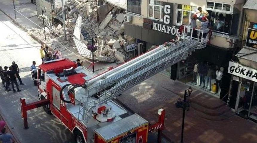 Yıkım &Ccedil;alışması Sırasında Bitişikteki Binada Mahsur Kaldılar