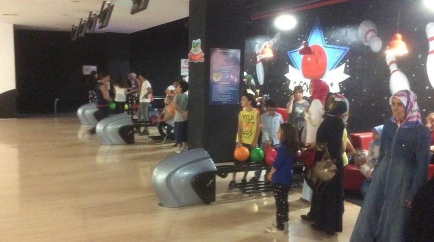B&ouml;brek Hastası &Ccedil;ocuklar Bowling Oynayarak Stres Attı