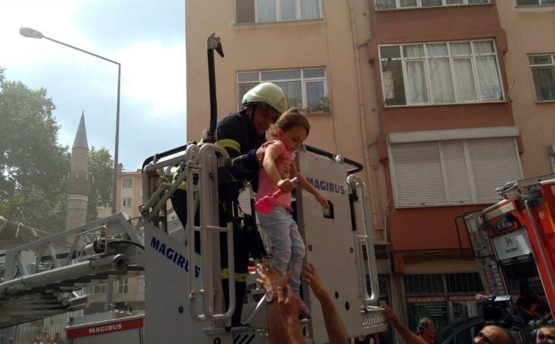 Yangında Mahsur Kalan Kızı İtfaiye Ekipleri Kurtardı.