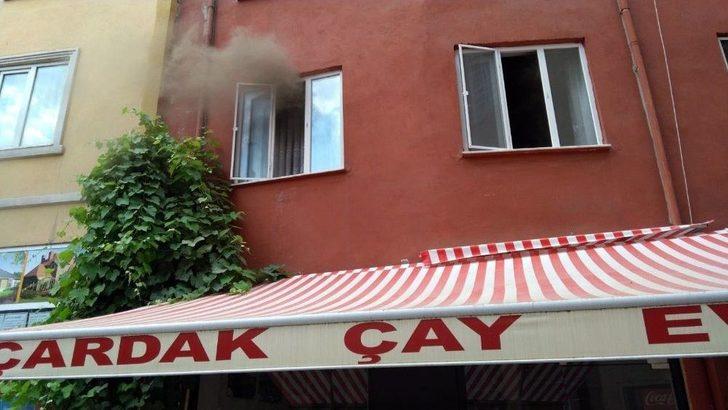 Yangında Mahsur Kalan Kızı İtfaiye Ekipleri Kurtardı. G1