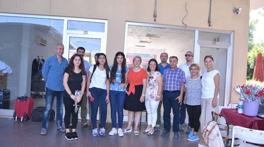 Yeni &Ouml;ğrenciler Fethiye&rsquo;de &Ccedil;i&ccedil;eklerle Karşılandı