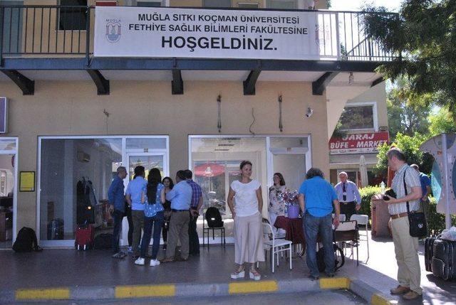 Yeni Öğrenciler Fethiye’de Çiçeklerle Karşılandı