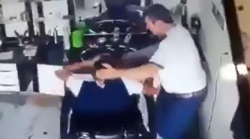 Berber M&uuml;şterisinin Sa&ccedil;larını Yaktı