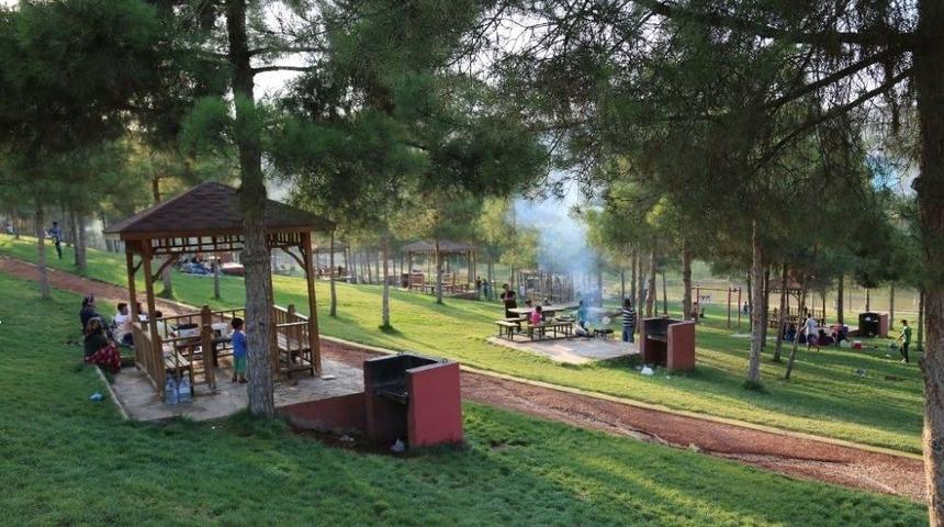 Sıcaktan Bunalan Vatandaşlar Hafta Sonu Parklara Akın Etti