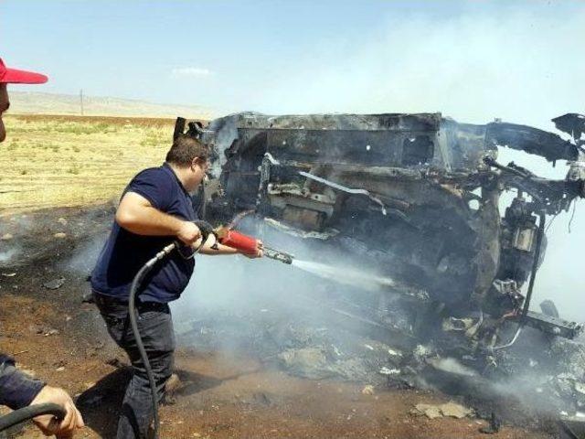 Nusaybin'de Takla Atan Araç Yandı: 1 Ölü, 1 Yaralı 