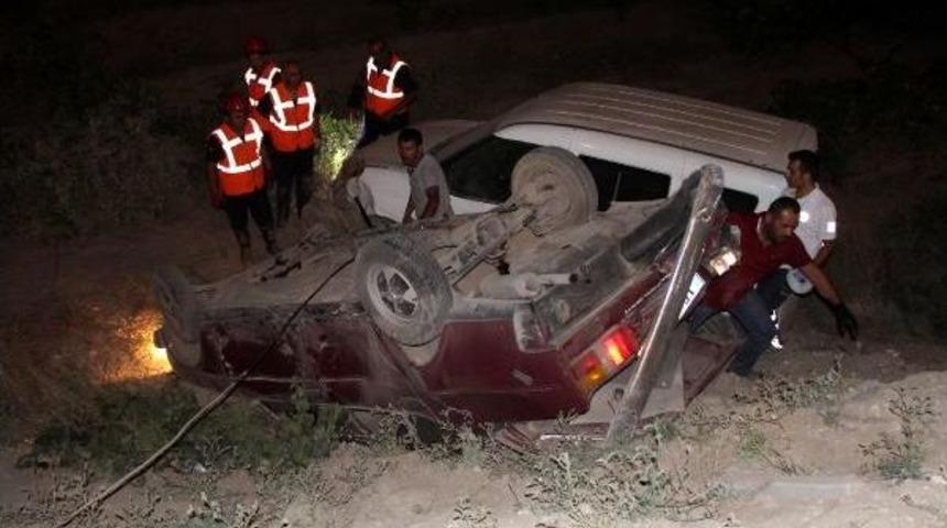 Kaza Şokundaki S&uuml;r&uuml;c&uuml; Ekiplere Yaralı Arattı