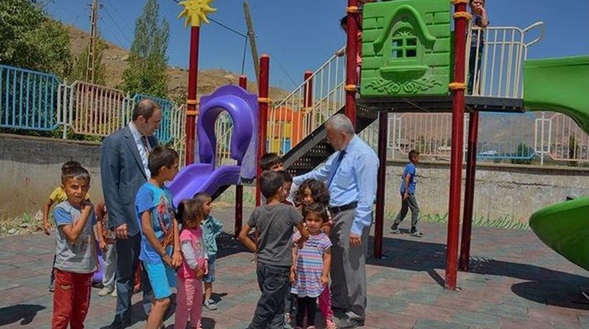 Hakkari&rsquo;de İki Okulun Bah&ccedil;esine &Ccedil;ocuk Parkı Kuruldu