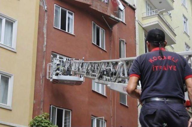 Yangında Mahsur Kalan Anneanne Ile Torununu Itfaiye Kurtardı