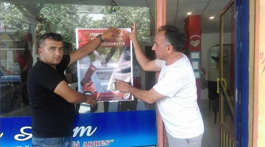Polisten D&uuml;ğ&uuml;n Magandalarına Afişli Uyardı