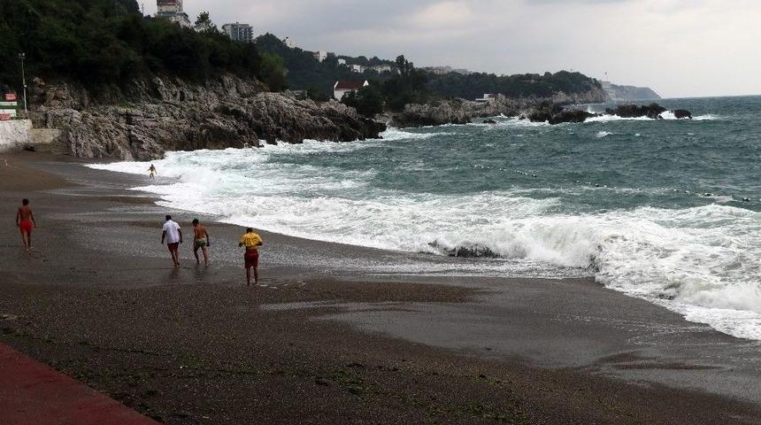 Şiddetli Dalga Yasak Getirdi