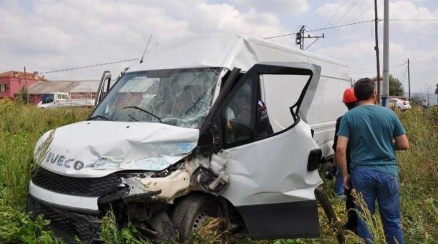 Tarlaya U&ccedil;an Minib&uuml;ste Sıkışan S&uuml;r&uuml;c&uuml;y&uuml; Itfaiye Kurtardı