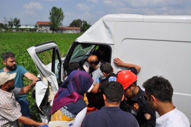 Tarlaya Uçan Minibüste Sıkışan Sürücüyü Itfaiye Kurtardı