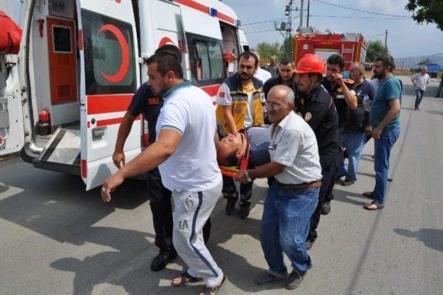 Tarlaya Uçan Minibüste Sıkışan Sürücüyü Itfaiye Kurtardı