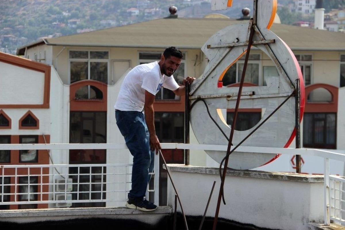 Yerel Gazetenin &Ccedil;atı Katında İntihar Girişimi