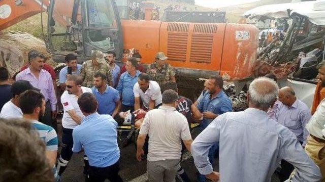 Ağrı'da Iş Makinesi Midibüsün Üzerine Düştü: 7 Ölü, 11 Yaralı (2)- Yeniden