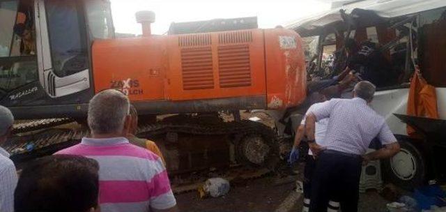Ağrı'da Iş Makinesi Midibüsün Üzerine Düştü: 7 Ölü, 11 Yaralı (2)- Yeniden