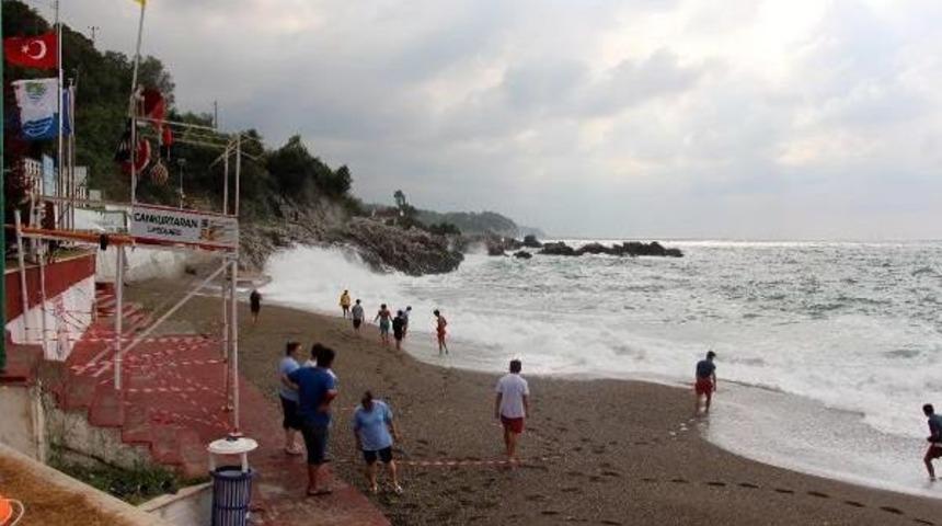 Zonguldak'ta Dalga Ve R&uuml;zgar Nedeniyle Denize Girmek Yasaklandı