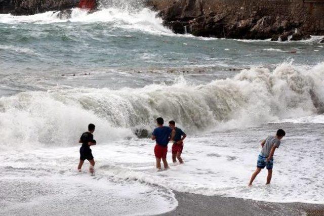 Zonguldak'ta Dalga Ve Rüzgar Nedeniyle Denize Girmek Yasaklandı