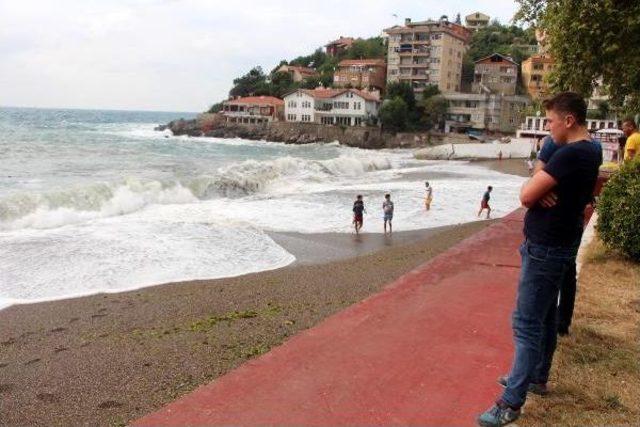 Zonguldak'ta Dalga Ve Rüzgar Nedeniyle Denize Girmek Yasaklandı