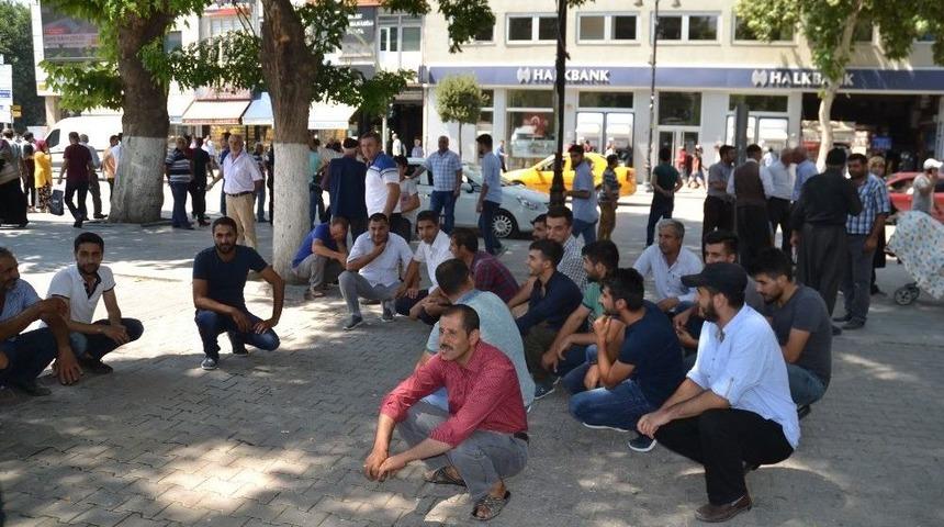 Malatyalı Çiftçiler 3 Aydır Kayısı Bahçelerini Sulayamadıklarını İddia Ederek Eylem Yaptı