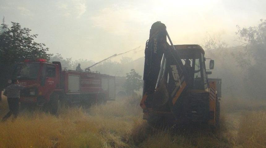 Yanan İplik Fabrikasının Çevresindeki Binalar Boşaltılıyor