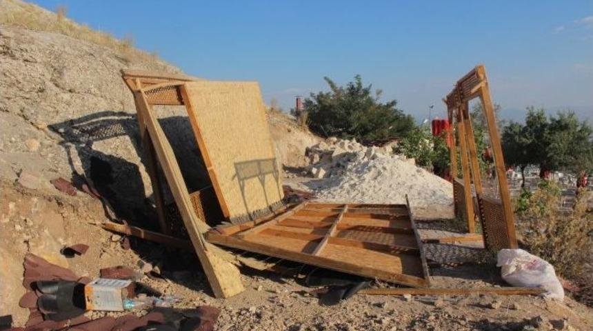 Elazığ&rsquo;da Kamelya &Ccedil;&ouml;kt&uuml;: 2 İş&ccedil;i Yaralandı