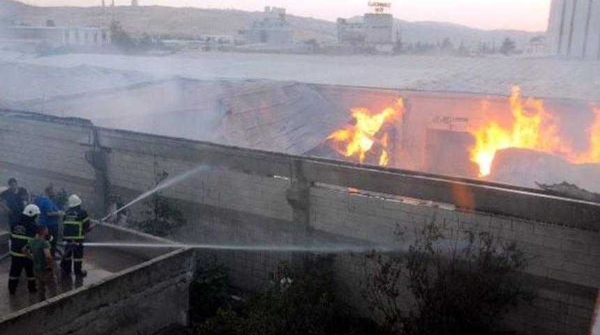 Gaziantep'te Iplik Fabrikasında Yangın &Ccedil;ıktı, Yakın Evler Boşaltıldı (3)