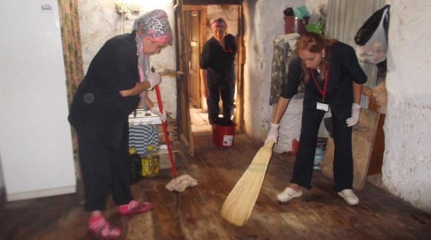 Umuda Bakan G&ouml;zler Kimsesizlerin Umudu Oluyor