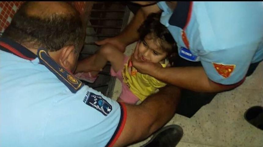 Mazgala Sıkışan &Ccedil;ocuğu İtfaiye Kurtardı