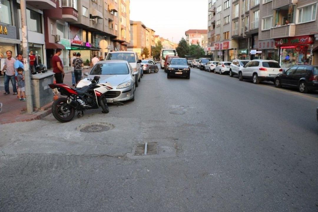 Motosikletin Otomobile &Ccedil;arpma Anı G&uuml;venlik Kamerasına Yansıdı