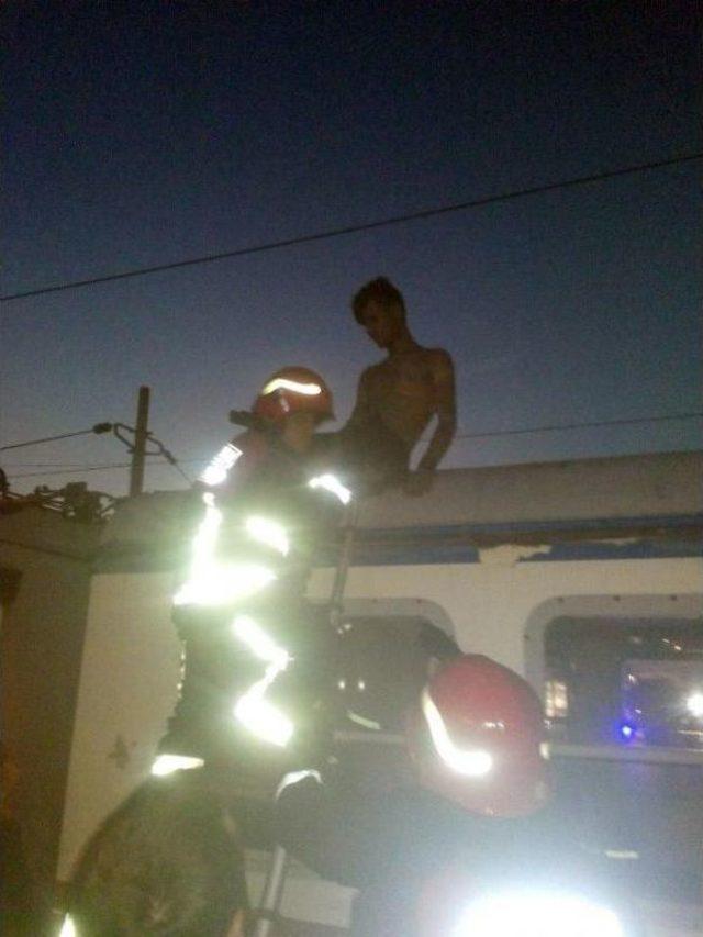 Vagon &Uuml;zerinde Selfie Yapan Gen&ccedil; Akıma Kapıldı 1