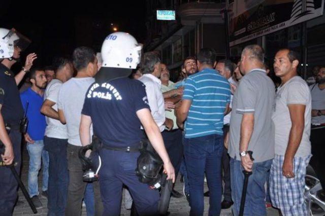 İki Grubun Bıçak Ve Satırlı Kavgasında 2'si Polis, 3 Kişi Yaralandı