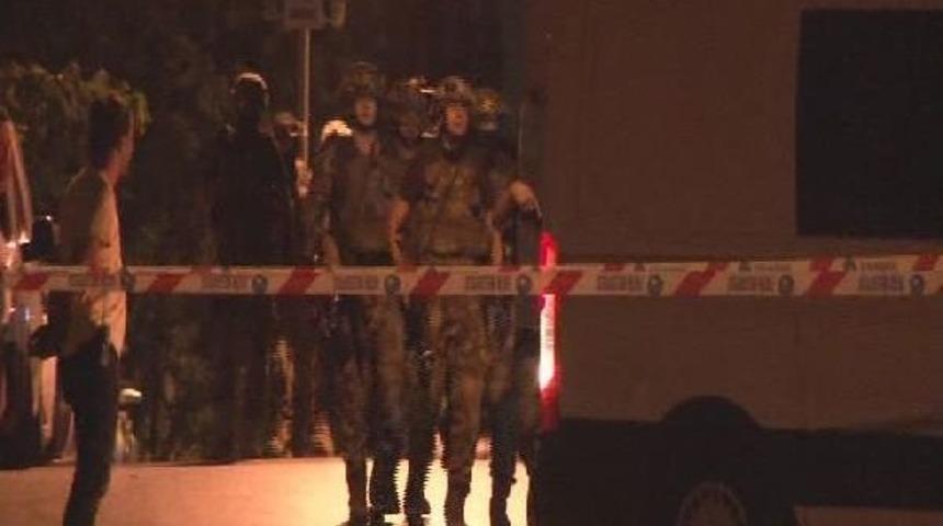 Fatih'te Bir Eve Yapılan Operasyonda Silah Ve M&uuml;himmatlar Bulundu