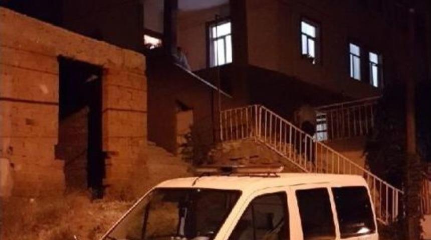 Birlikte Yaşadığı Kadını Ağır Yaraladı, Intihar Etti