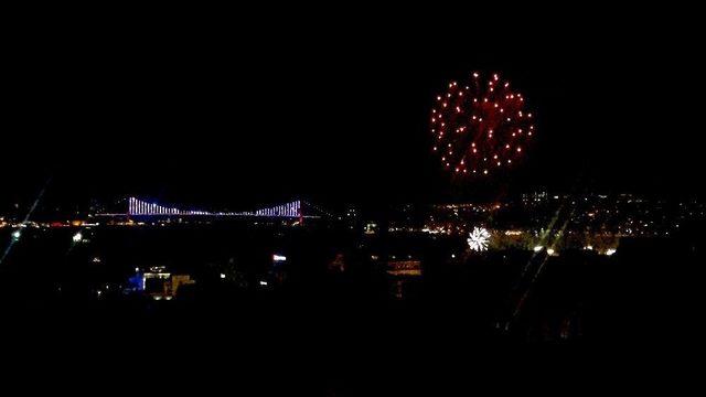 (özel Haber) İstanbul Boğazı’nda Havai Fişeklerin Görsel Şöleni