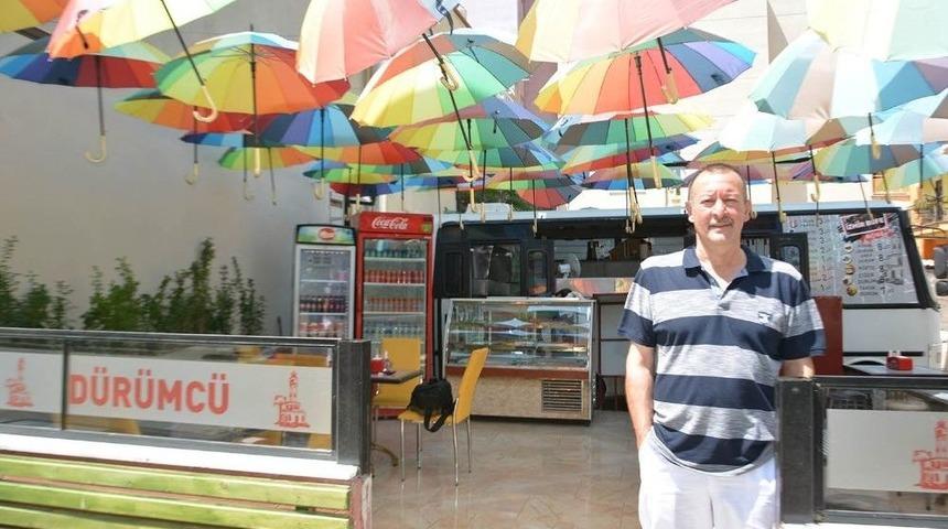Şemsiyeli D&uuml;r&uuml;mc&uuml; Turistlerin İlgi Odağı Oldu